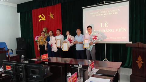 Chi bộ Trung tâm Y tế huyện Nậm Nhùn tổ chức lễ kết nạp đảng viên