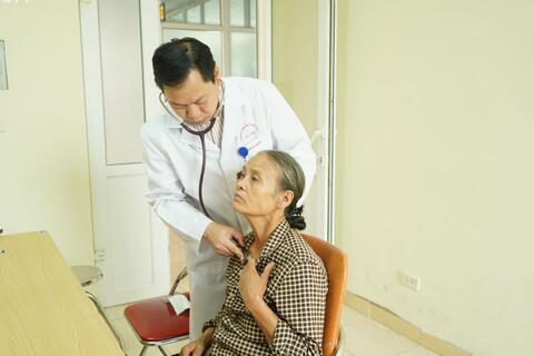 Bệnh viện Đa khoa tỉnh Lai Châu phối hợp với Bệnh viện Đại học Quốc gia Hà Nội tổ chức khám chuyên khoa cho người dân