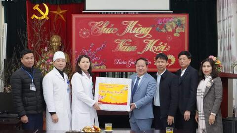 Phó Chủ tịch Thường trực UBND tỉnh Tống Thanh Hải thăm, tặng quà tết tại bệnh viện Phổi tỉnh