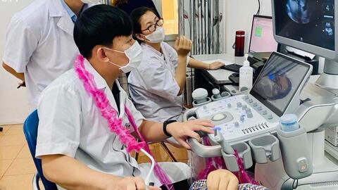 Thạc sĩ- Bác sĩ chuyên nghành chuẩn đoán hình ảnh Bệnh viện E trực tiếp thăm khám tại Trung tâm Y tế Phong Thổ