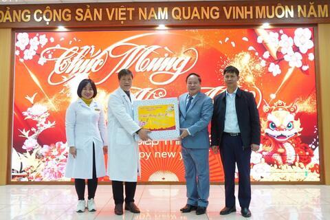Đồng chí Tống Thanh Hải - Phó Chủ tịch Thường trực UBND tỉnh  thăm, tặng quà Tết tại các bệnh viện