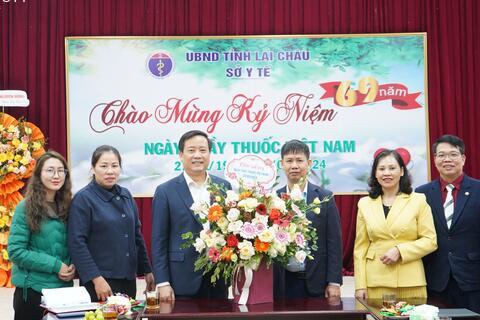Ban Tuyên giáo Tỉnh ủy, Bộ Chỉ huy Quân sự tỉnh thăm và chúc mừng ngành Y tế nhân Ngày Thầy thuốc Việt Nam