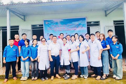 Trung tâm y tế Than Uyên tổ chức khám bệnh, tư vấn sức khỏe cho người có công và đồng bào dân tộc thiểu số tại  xã Khoen On