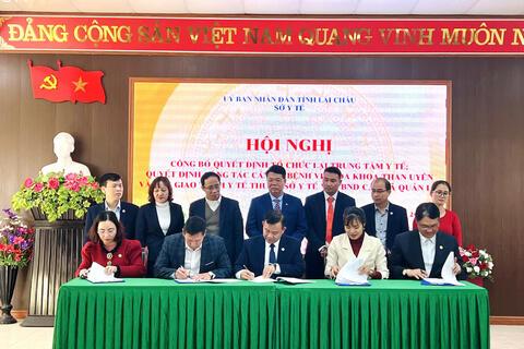 Hội nghị công bố Quyết định tổ chức lại Trung tâm Y tế; công tác cán bộ BVĐK Than Uyên và bàn giao Trạm Y tế xã về UBND cấp xã quản lý