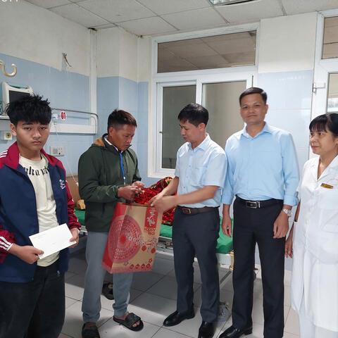 Động viên tặng quà hỗ trợ cho gia đình có 03 nạn nhân tử vong do hoả hoạn tại xã Lê Lợi