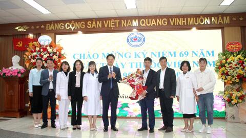 Lãnh đạo các cơ quan ban ngành đến thăm và chúc mừng viên chức, người lao động Bệnh viện đa khoa tỉnh Lai Châu nhân Ngày Thầy thuốc Việt Nam 27/2/2024.