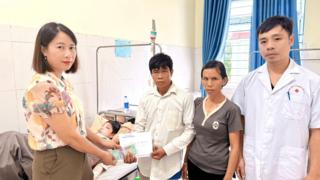 TRUNG TÂM Y TẾ TÂN UYÊN TRAO TIỀN QUYÊN GÓP, ỦNG HỘ CHO NGƯỜI BỆNH LÒ VĂN HẢI