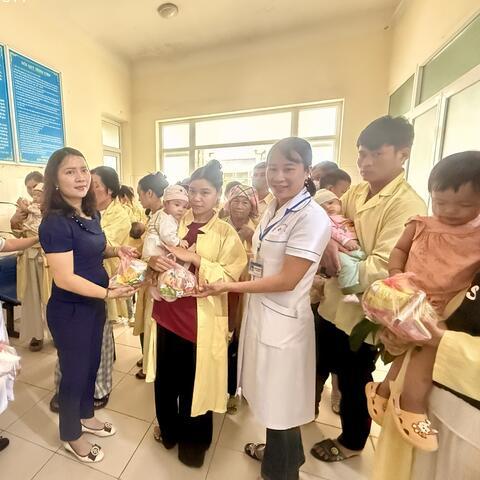 TRUNG TÂM Y TẾ TÂN UYÊN - TRI ÂN NGHĨA CỬ CAO ĐẸP TRAO QUÀ TRUNG THU CHO BỆNH NHI