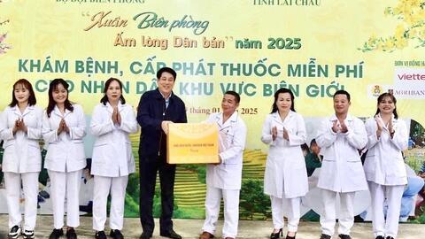 Chủ tịch nước Lương Cường thăm biên phòng Pa Tần, TYT xã Pa Tần và các gia đình thương binh