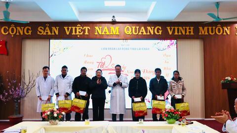 Lãnh đạo Liên đoàn Lao động tỉnh thăm và tặng quà nhân viên y tế có hoàn cảnh khó khăn nhân dịp Tết Bính Ngọ năm 2026