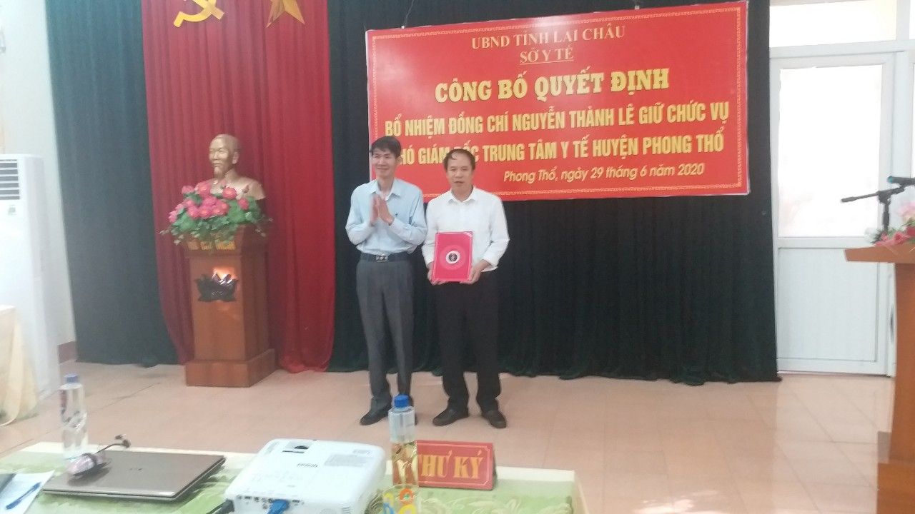 Phó Giám đốc Sở Y tế trao quyết định bổ nhiệm chức vụ Phó Giám đốc  TTYT Phong Thổ cho bác sĩ Nguyễn Thành Lê.