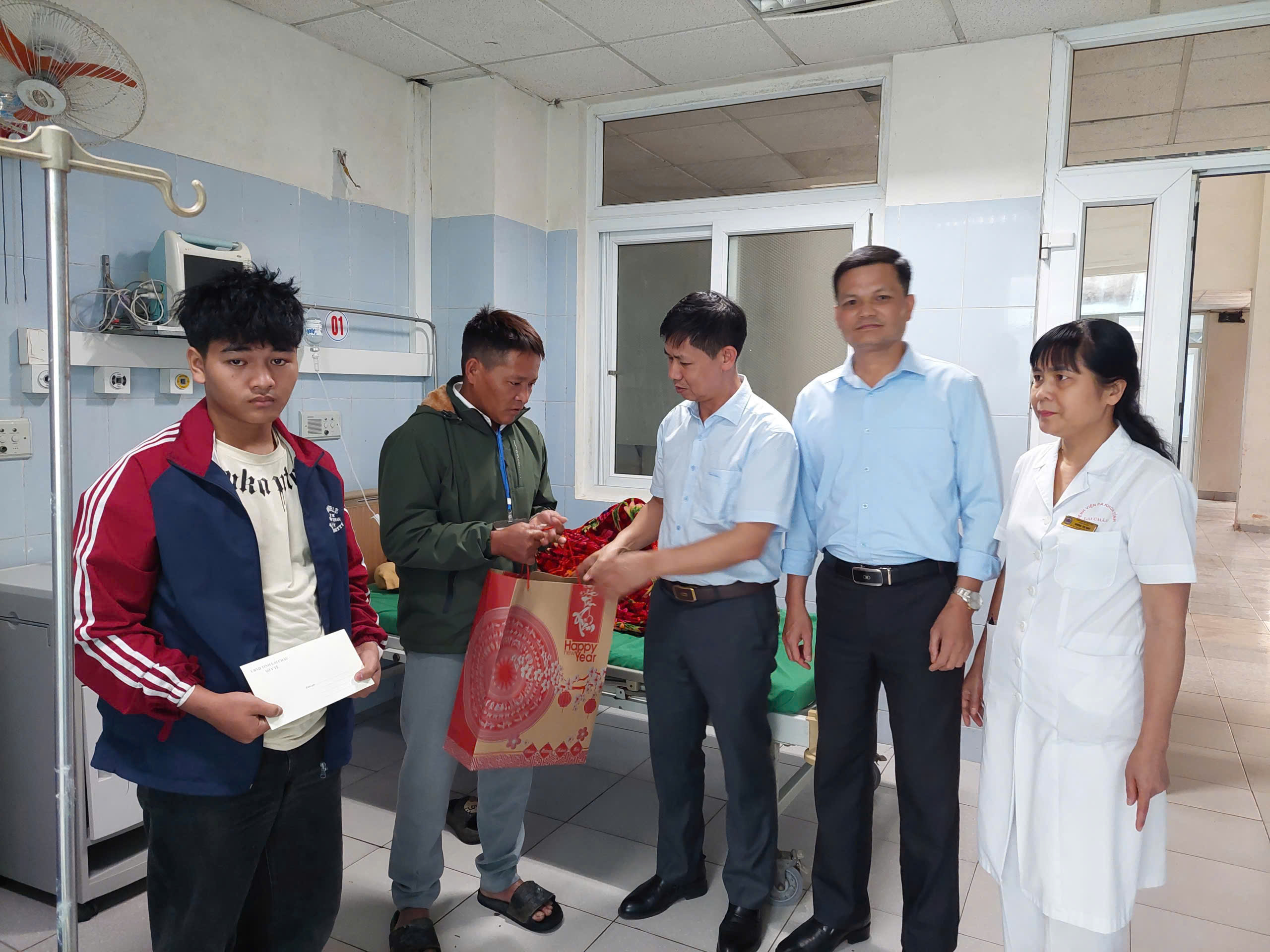 Động viên tặng quà hỗ trợ cho gia đình có 03 nạn nhân tử vong do hoả hoạn tại xã Lê Lợi