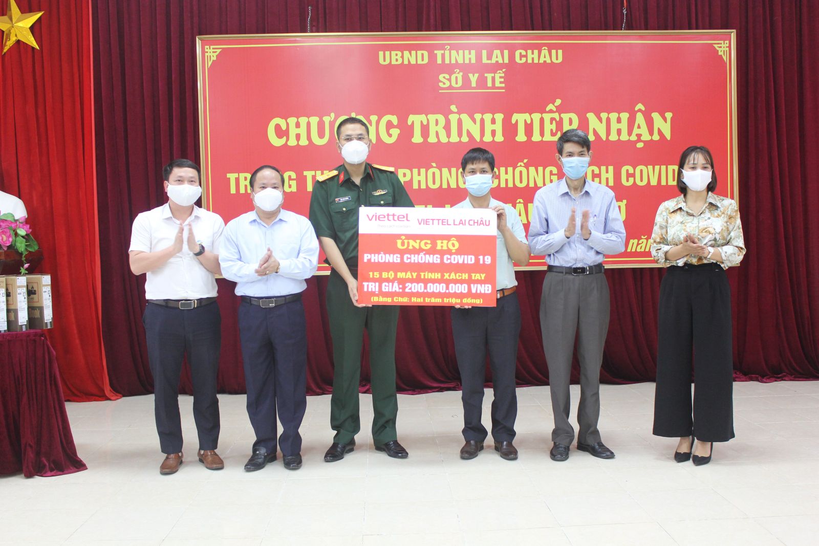 Lãnh đạo tỉnh, ngành Y tế tiếp nhận trang thiết bị do Viettel Lai Châu tài trợ