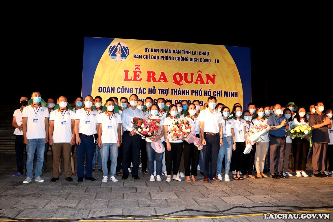 Các đồng chí lãnh đạo tỉnh tặng hoa động viên Đoàn công tác lên đường thực hiện nhiệm vụ hỗ trợ Thành phố Hồ Chí Minh.