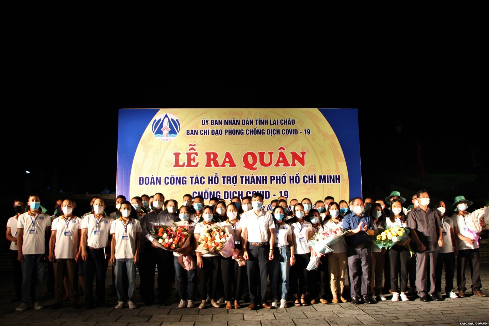 Lãnh đạo tỉnh Lai Châu tặng hoa, động viên cán bộ, nhân viên y tế ​​​​​​ lên đường giúp Thành phố Hồ Chí Minh phòng, chống dịch Covid -19.