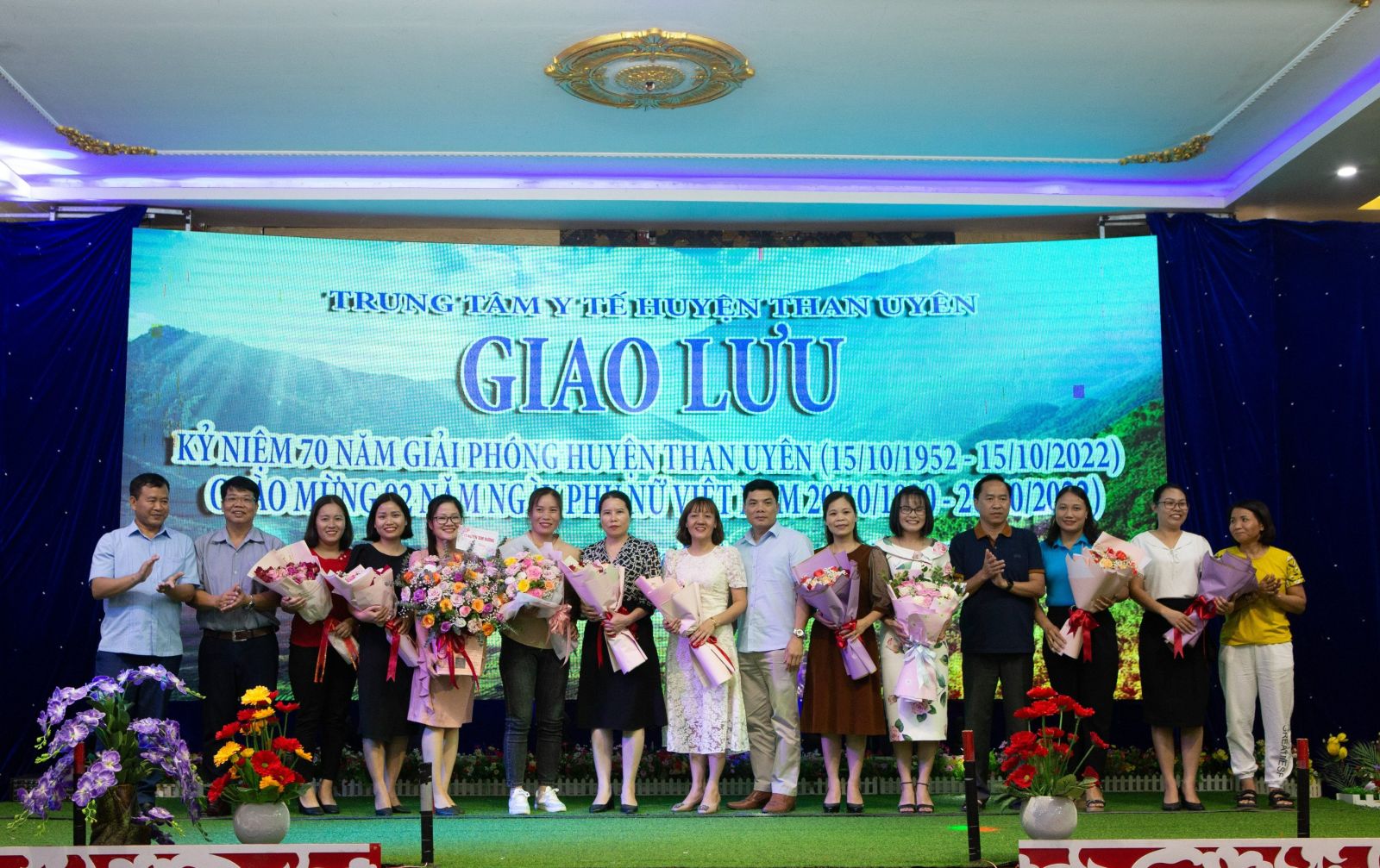 Các đ/c lãnh đạo Sở Y tế, UBND huyện, TTYT huyện Than Uyên tặng hoa cho chị em phụ nữ nhân ngày Phụ nữ Việt nam 20/10