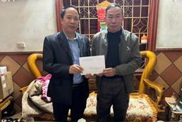 Trung tâm Y tế huyện Mường Tè tổ chức thăm hỏi, khám bệnh, phát thuốc miễn phí và tặng quà tri ân.