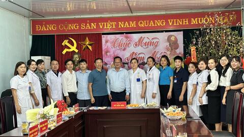 Lãnh đạo UBND huyện Nậm Nhùn thăm và chúc mừng y bác sỹ Trung tâm Y tế huyện Nậm Nhùn nhân dịp Kỷ niệm 69 năm ngày Thầy thuốc Việt Nam