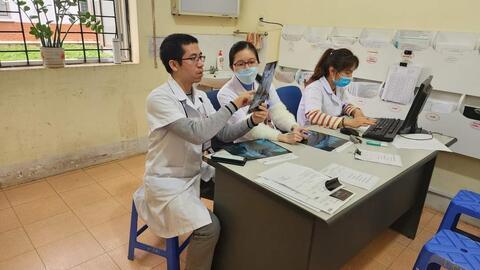 Bác sĩ Nội trú Bệnh viện E trực tiếp khám, điều trị tại TTYT Phong Thổ