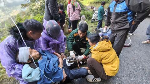 ẤM ÁP TÌNH QUÂN DÂN NƠI BIÊN GIỚI – KỊP THỜI CỨU SỐNG NGƯỜI DÂN BỊ TAI NẠN GIAO THÔNG