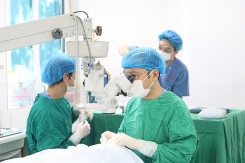 Phẫu thuật điều trị đục thủy tinh thể cho bệnh nhân thuộc gia đình chính sách trên địa bàn tỉnh nhân Kỷ niệm 78 năm ngày Thương binh - Liệt sĩ (27/7/1947 - 27/7/2025)