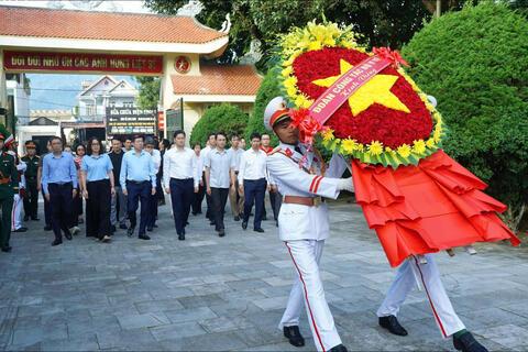 Thứ trưởng Thường trực Bộ Y tế Vũ Mạnh Hà và Đoàn công tác viếng Nghĩa trang Liệt sĩ tỉnh và xã Bình Lư