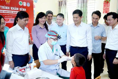 Đoàn công tác của Bộ Y tế thăm, tặng quà tại Chương trình khám bệnh “Vì một Việt Nam khỏe mạnh hơn” tại xã Bình Lư