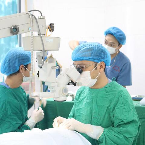 Phẫu thuật điều trị đục thủy tinh thể cho bệnh nhân thuộc gia đình chính sách trên địa bàn tỉnh nhân Kỷ niệm 78 năm ngày Thương binh - Liệt sĩ (27/7/1947 - 27/7/2025)