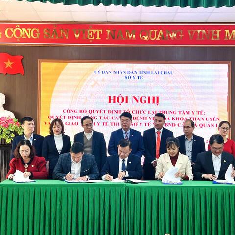 Hội nghị công bố Quyết định tổ chức lại Trung tâm Y tế; công tác cán bộ BVĐK Than Uyên và bàn giao Trạm Y tế xã về UBND cấp xã quản lý