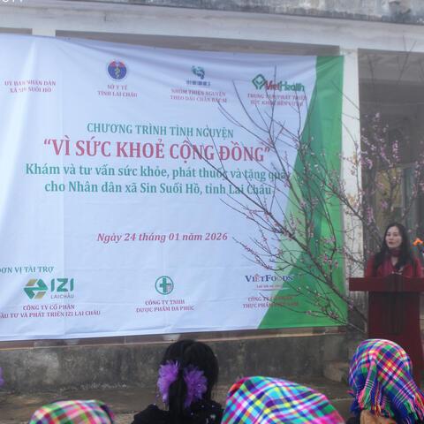 Khám bệnh, tư vấn, phát thuốc và tặng quà cho nhân dân xã Sin Suối Hồ