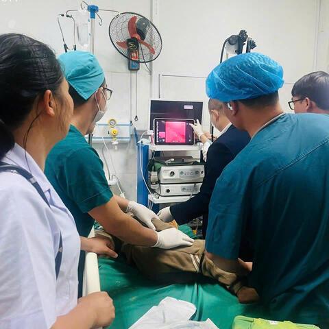 BVĐK Than Uyên nội soi khí quản gắp dị vật, cứu sống cháu bé 5 tuổi