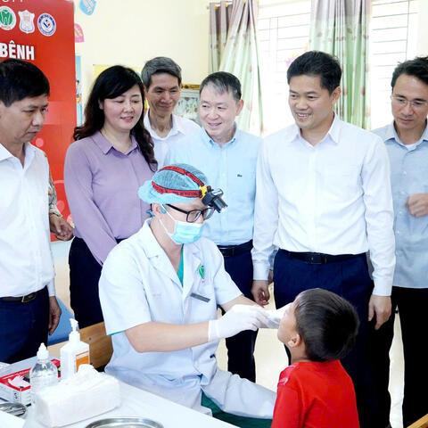 Đoàn công tác của Bộ Y tế thăm, tặng quà tại Chương trình khám bệnh “Vì một Việt Nam khỏe mạnh hơn” tại xã Bình Lư