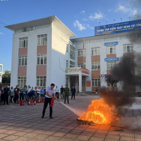 Trung tâm Kiểm soát bệnh tật tỉnh bồi dưỡng nghiệp vụ phòng cháy, chữa cháy, cứu nạn cứu hộ và thực tập phương án chữa cháy, CNCH