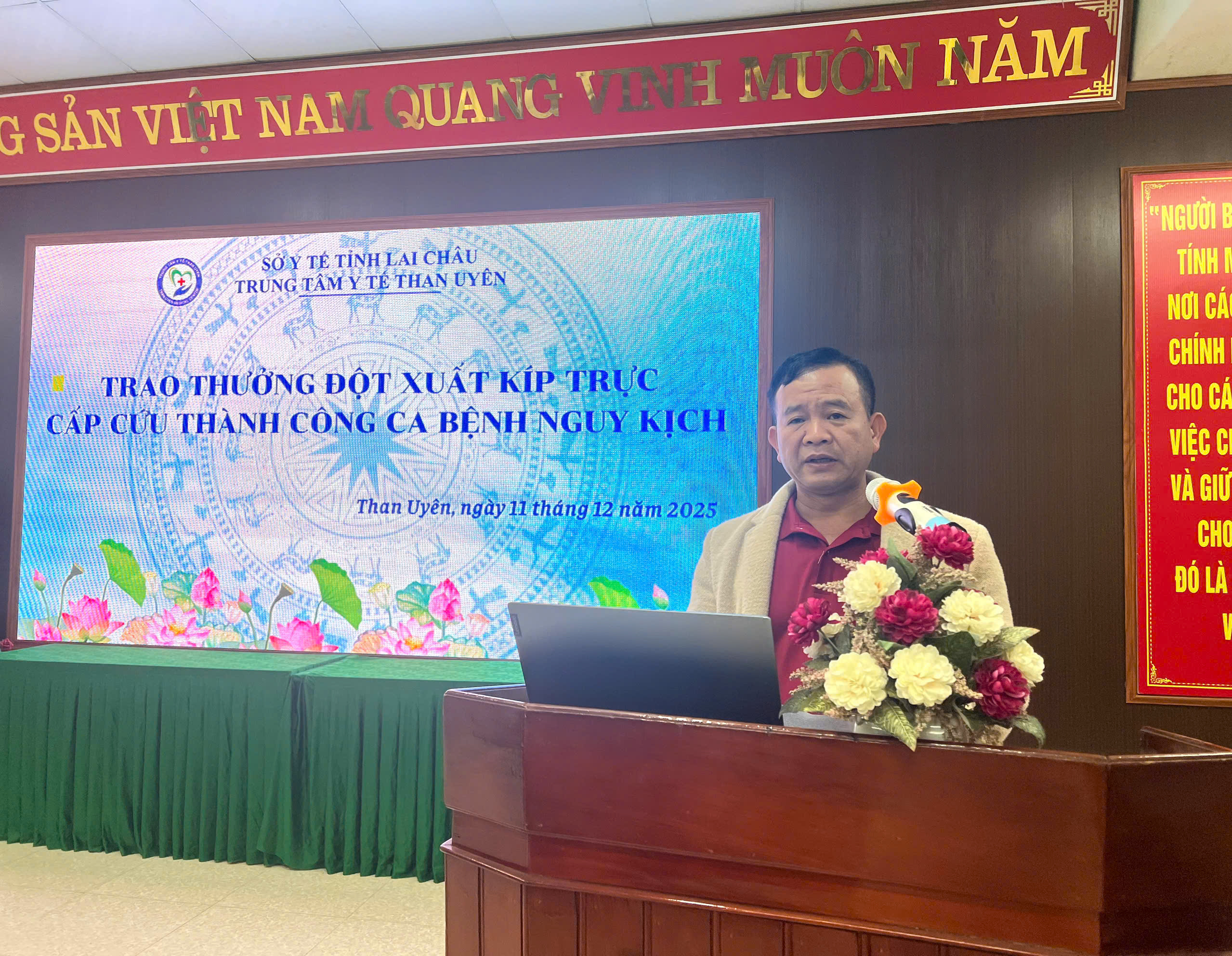 Tuyên dương, trao thưởng đột xuất kíp cấp cứu lần đầu tiên áp dụng kỹ thuật lọc máu HD cứu sống bệnh nhân