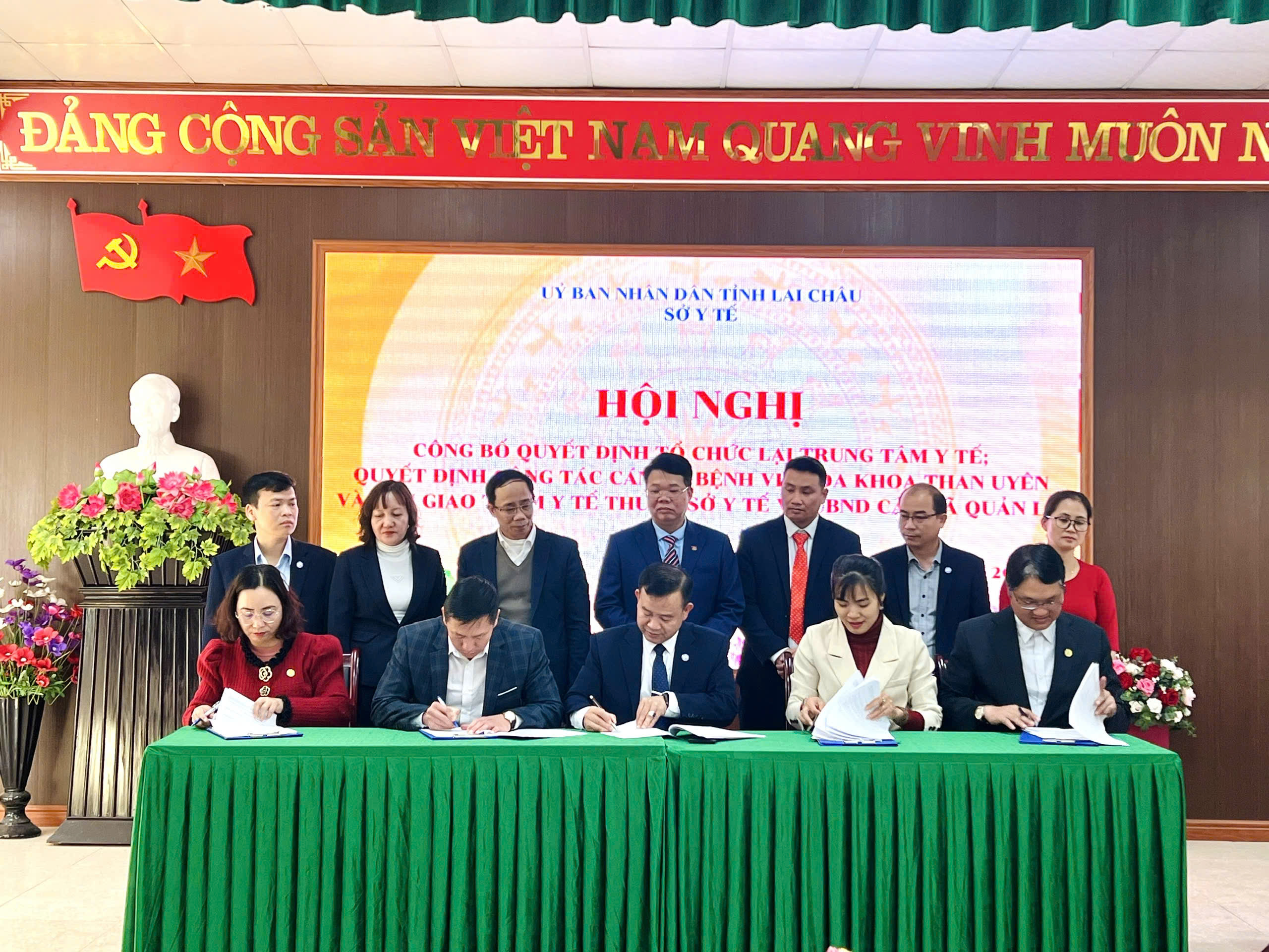 Hội nghị công bố Quyết định tổ chức lại Trung tâm Y tế; công tác cán bộ BVĐK Than Uyên và bàn giao Trạm Y tế xã về UBND cấp xã quản lý