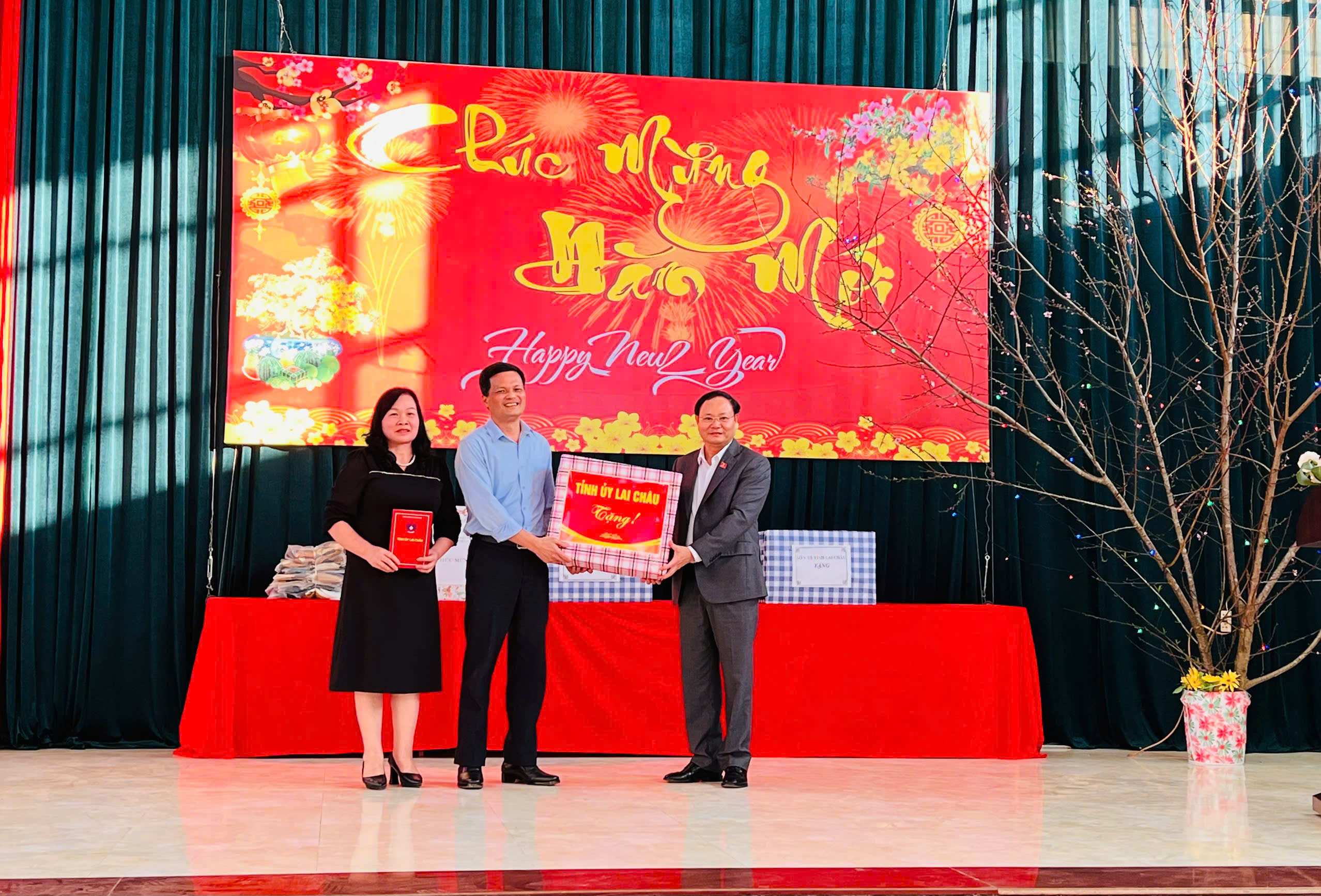 Đồng chí Bí thư Tỉnh ủy thăm, tặng quà nhân dịp Tết Nguyên Đán Bính Ngọ năm 2026 tại Cơ sở Bảo trợ xã hội tổng hợp tỉnh