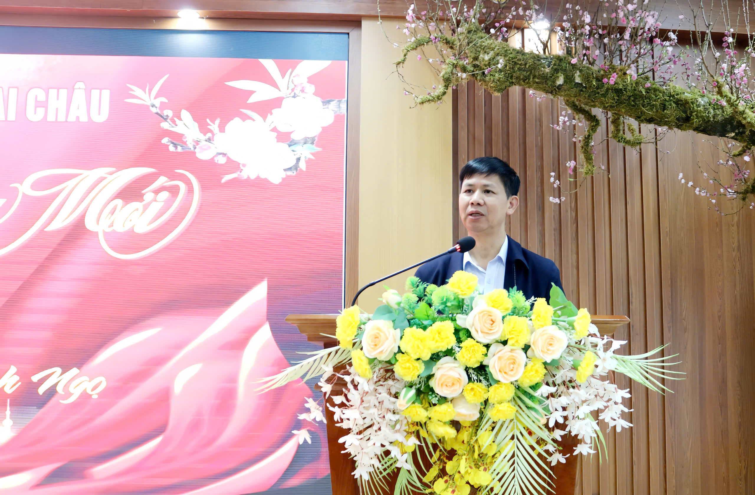 Đồng chí Giám đốc Sở Y tế Bùi Tiến Thanh thăm, chúc tết các đơn vị