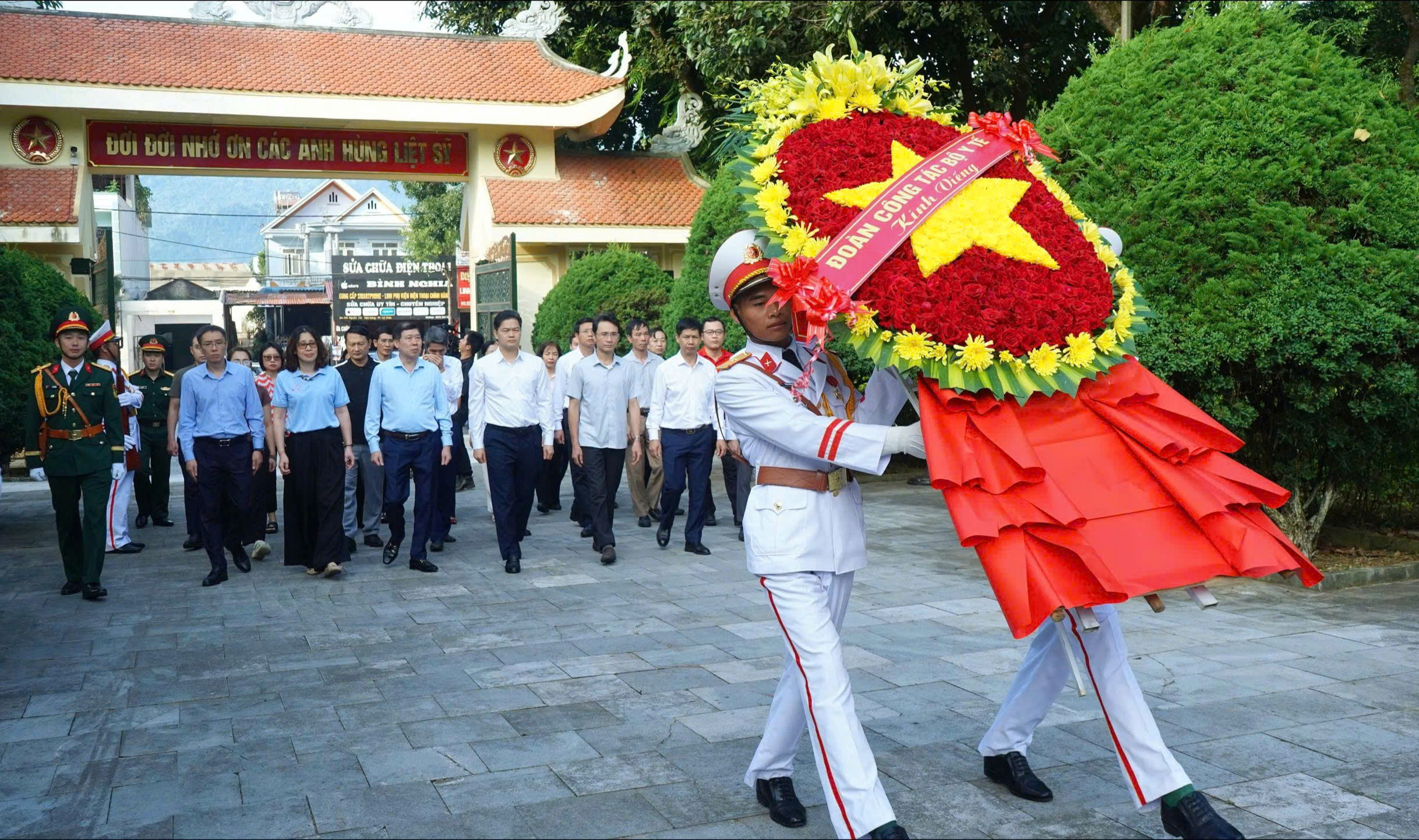 Thứ trưởng Thường trực Bộ Y tế Vũ Mạnh Hà và Đoàn công tác viếng Nghĩa trang Liệt sĩ tỉnh và xã Bình Lư