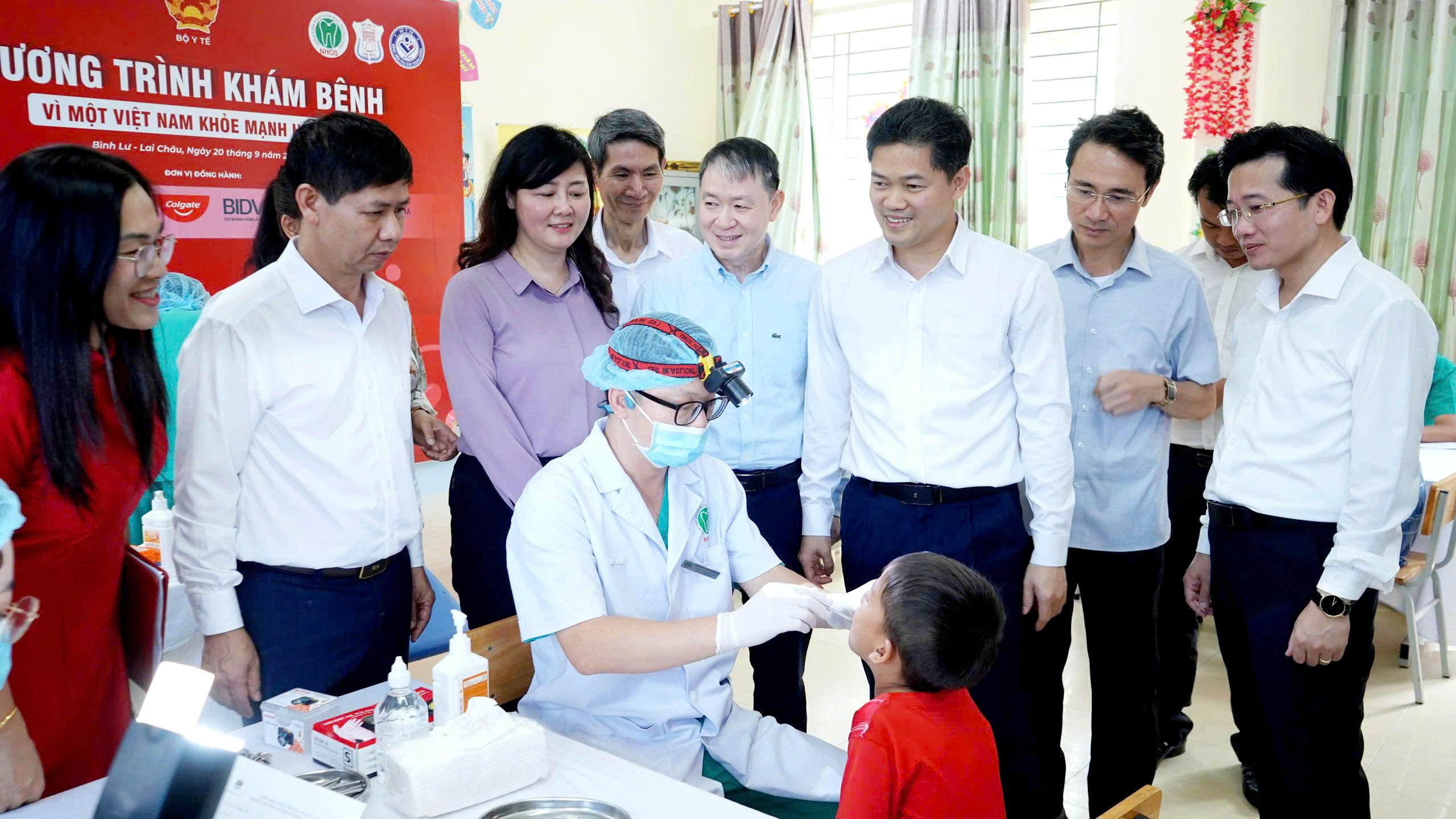 Đoàn công tác của Bộ Y tế thăm, tặng quà tại Chương trình khám bệnh “Vì một Việt Nam khỏe mạnh hơn” tại xã Bình Lư