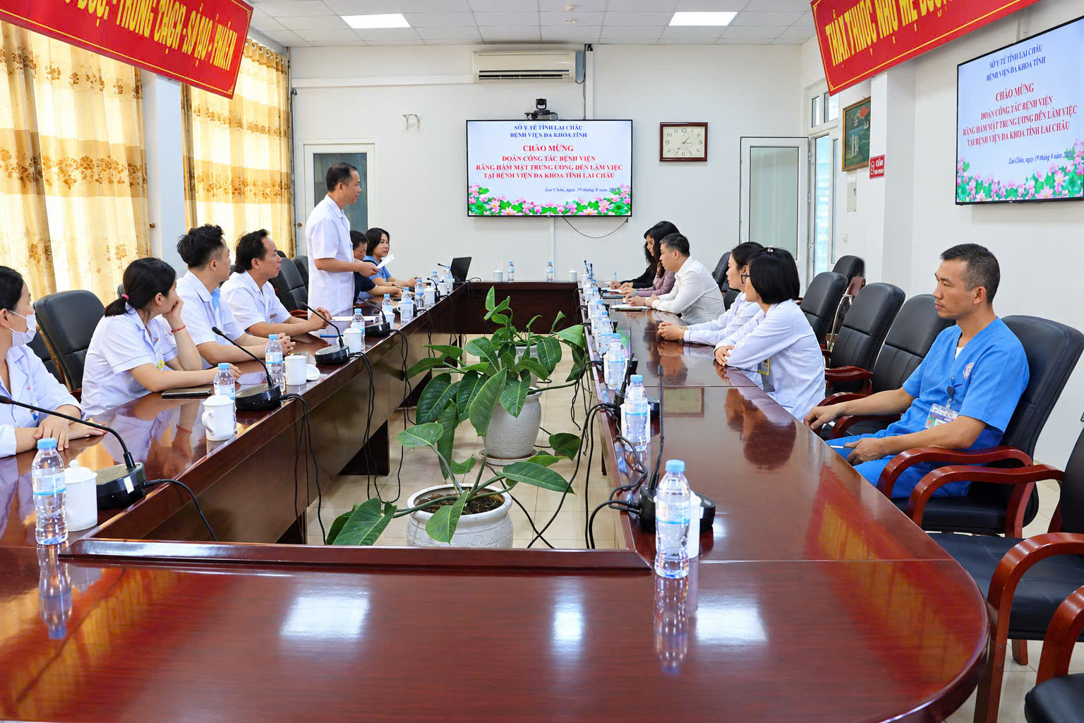 Đoàn công tác Bệnh viện Răng - Hàm - Mặt Trung ương Hà Nội làm việc với Bệnh viện Đa khoa tỉnh