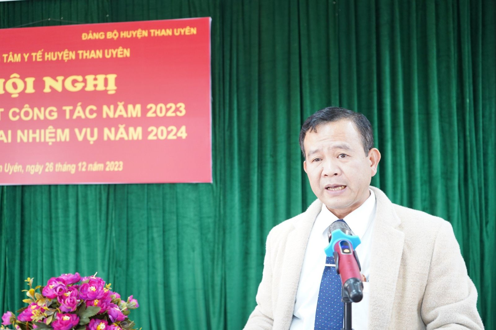 BSCKI. Vũ Văn Quang - Giám đốc Trung tâm Y tế Than Uyên báo cáo kết quả hoạt động của đơn vị