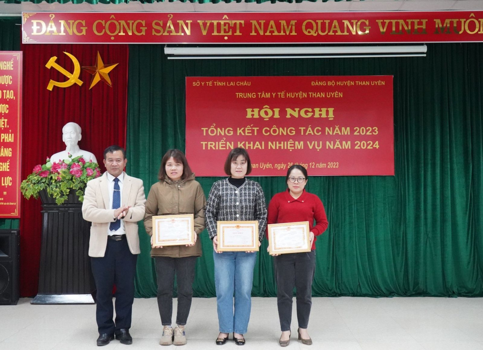 Đ.c. Vũ Văn Quang - Bí thư Đảng bộ Trung tâm Y tế Than Uyên tặng Giấy khen cho các chi bộ hoàn thành xuất sắc nhiệm vụ