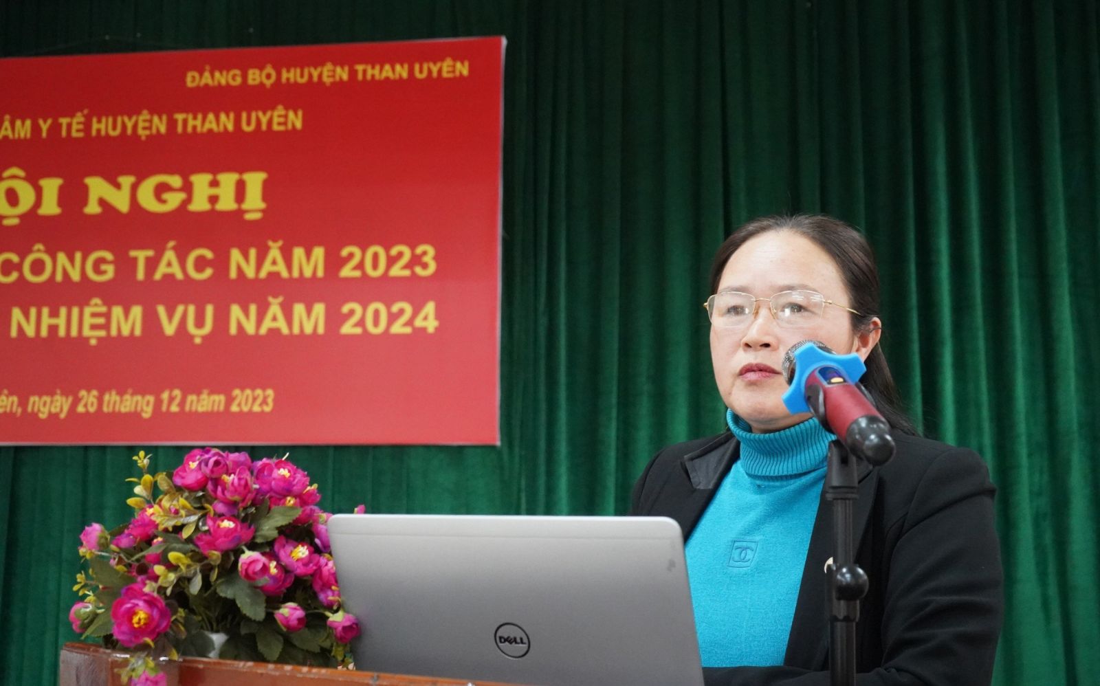 Đồng chí Lê Thị Kim Ngân - Phó Bí thư thường trực Huyện ủy Than Uyên phát biểu tại Hội nghị